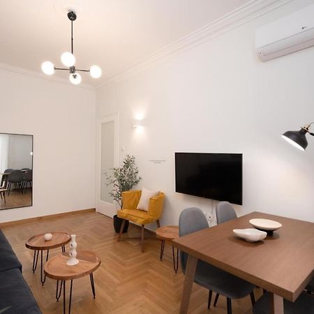Vibrant Urban Getaway: Charming 2-Bedroom Near Bars, Parks, And Metro เอเธนส์ ภายนอก รูปภาพ
